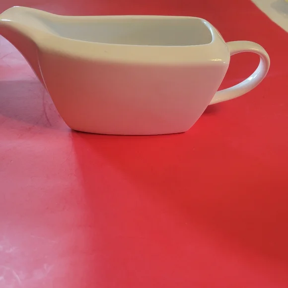 Elegant White Gravy Boat - Picture 4 of 6